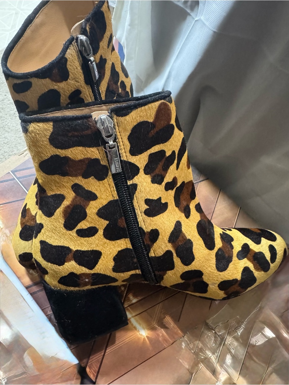 Schutz Leopard Print Calf-hair Side-Zip Ankle Booties NWOT — No Box — Size 6B